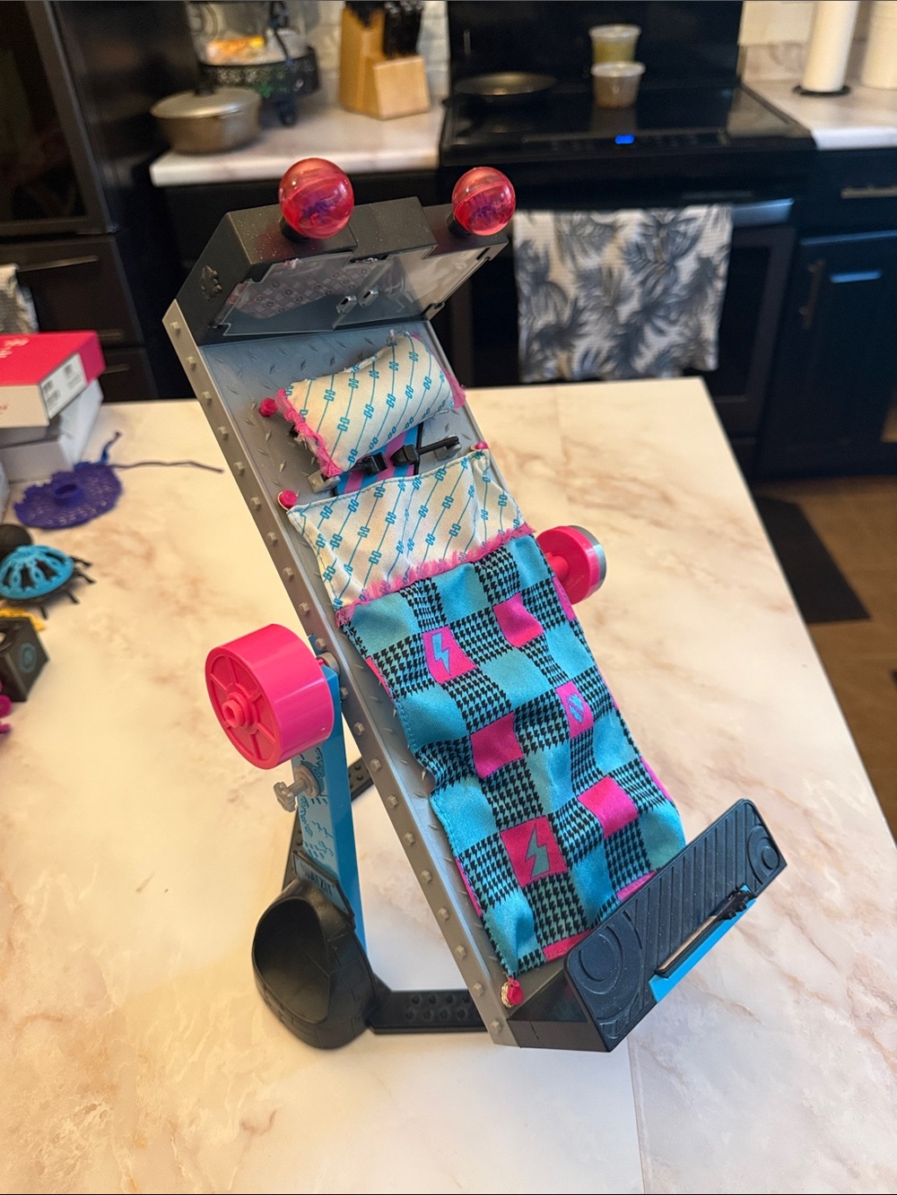 Monster high Frankie dead tired bed